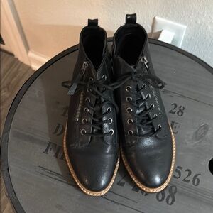 Women’s black boot with laces and side zipper